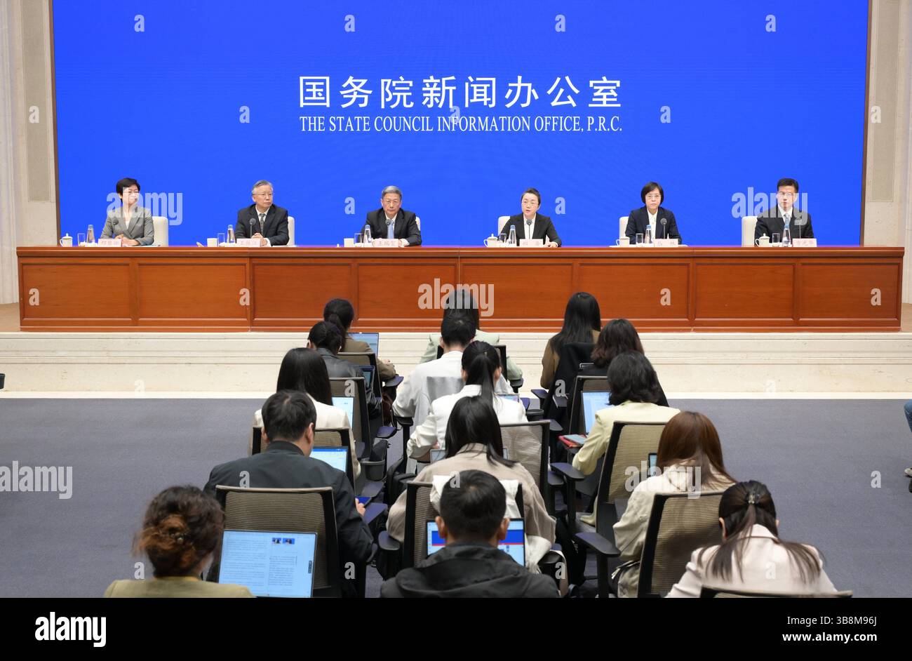 Pechino, Cina. 8 maggio 2025. L'Ufficio informazioni del Consiglio di Stato tiene una conferenza stampa sulla legge sulla promozione del settore privato della Repubblica popolare cinese, a Pechino, capitale della Cina, 8 maggio 2025. Crediti: Li He/Xinhua/Alamy Live News Foto Stock