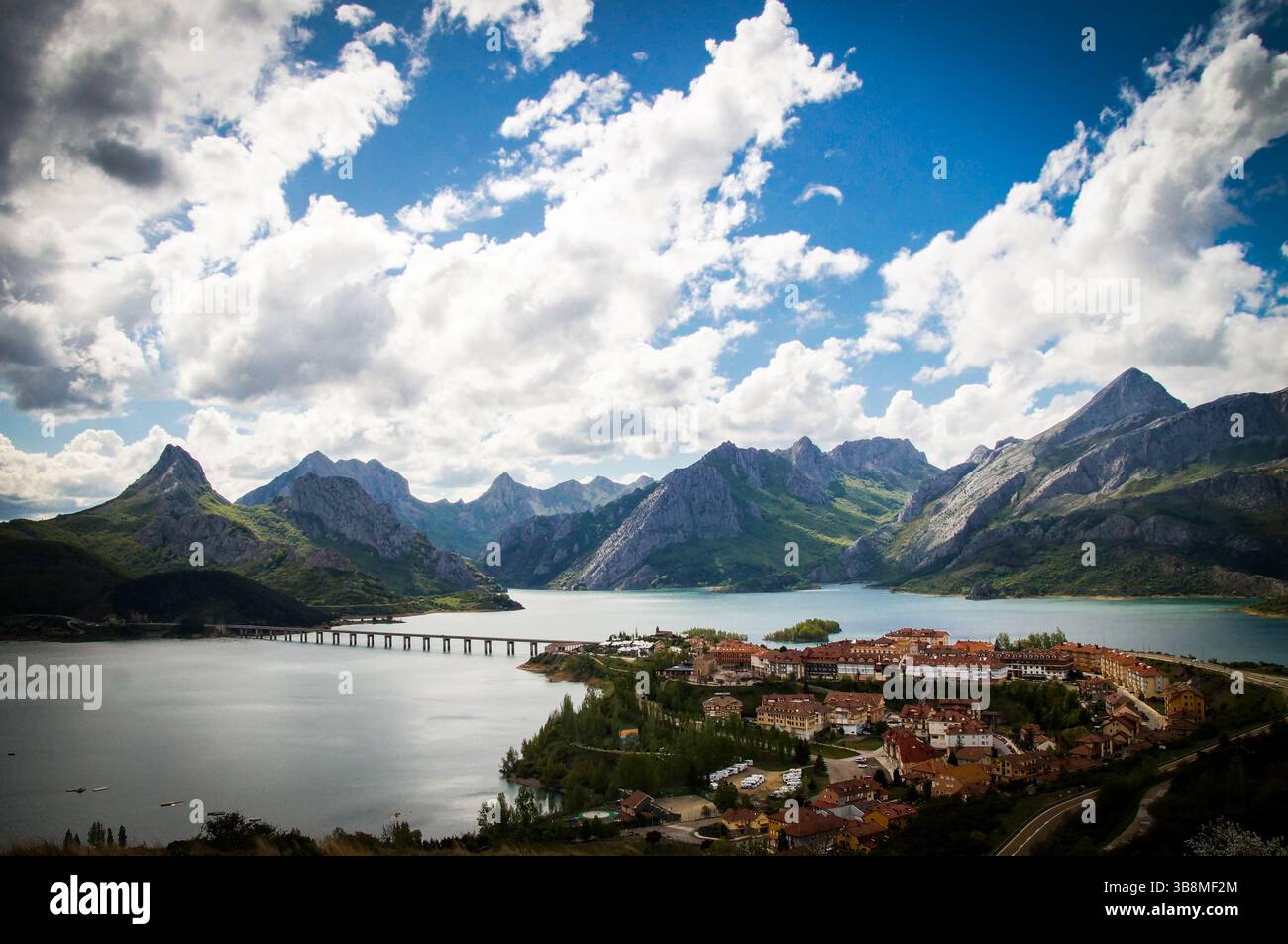 Fotografia panoramica del villaggio di Riaño nella penisola iberica, circondato dall'acqua del bacino artificiale costruito anni fa e inondato cinque villaggi. Foto Stock
