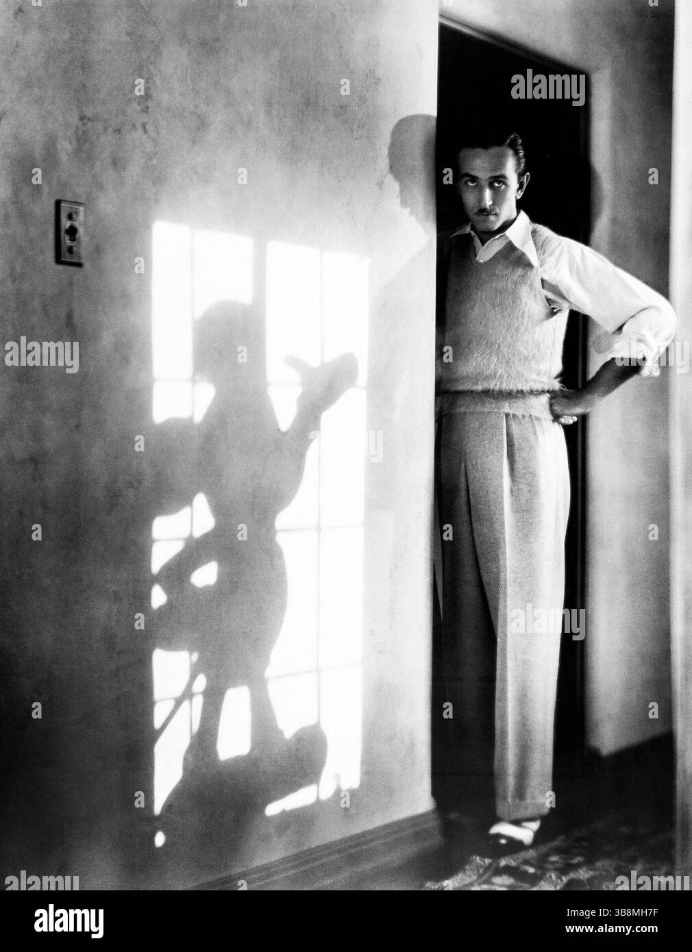 Walt Disney in piedi sulla porta - foto pubblicitaria (circa 1932-1933) Foto Stock