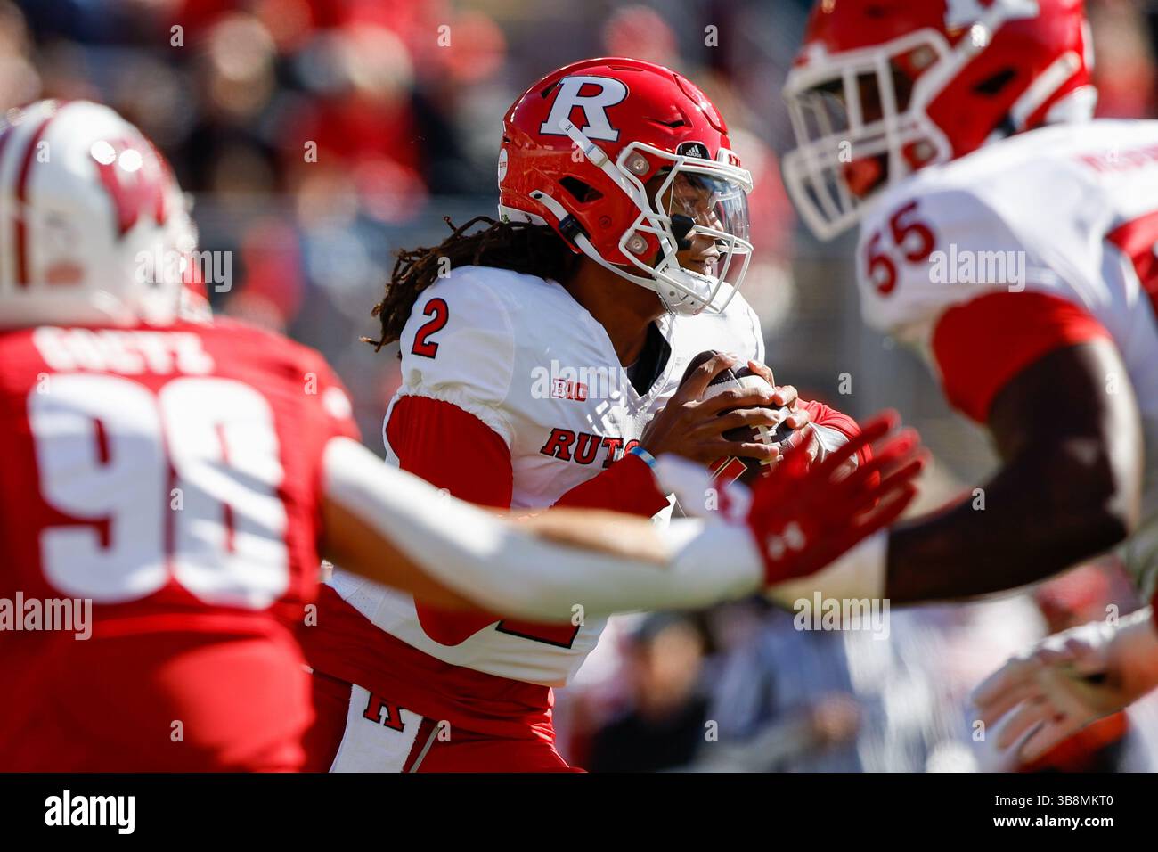 7 ottobre 2023: Il quarterback dei Rutgers Scarlet Knights Gavin Wimsatt (2) si scontra durante la partita NCAA Football tra i Rutgers Scarlet Knights e i Wisconsin Badgers al Camp Randall Stadium di Madison, WISCONSIN. Darren Lee/CSM (immagine di credito: Foto Stock