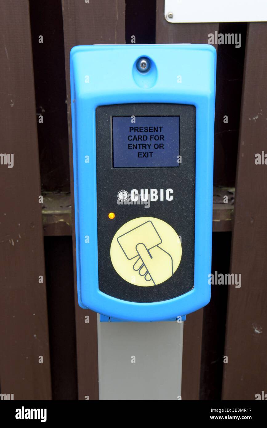 Lettore di smart card di biglietti digitali presso la stazione ferroviaria GWR di Severn Beach, dove viene introdotta la biglietteria intelligente, parte dello schema Metro West. Aprile 2025 Foto Stock