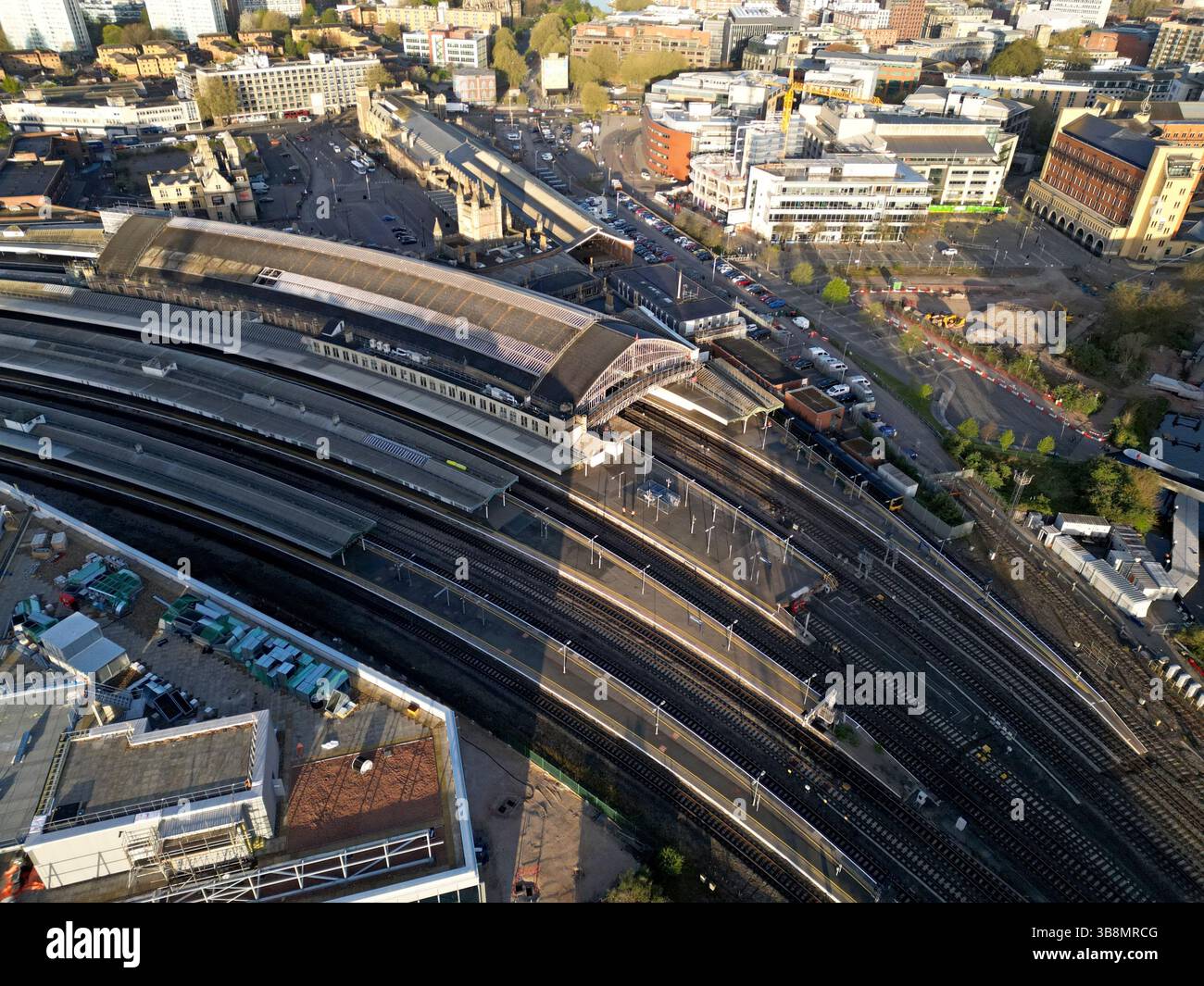 Vista aerea con droni della stazione ferroviaria di Bristol Temple Meads, Bristol, Regno Unito, aprile 2025 Foto Stock