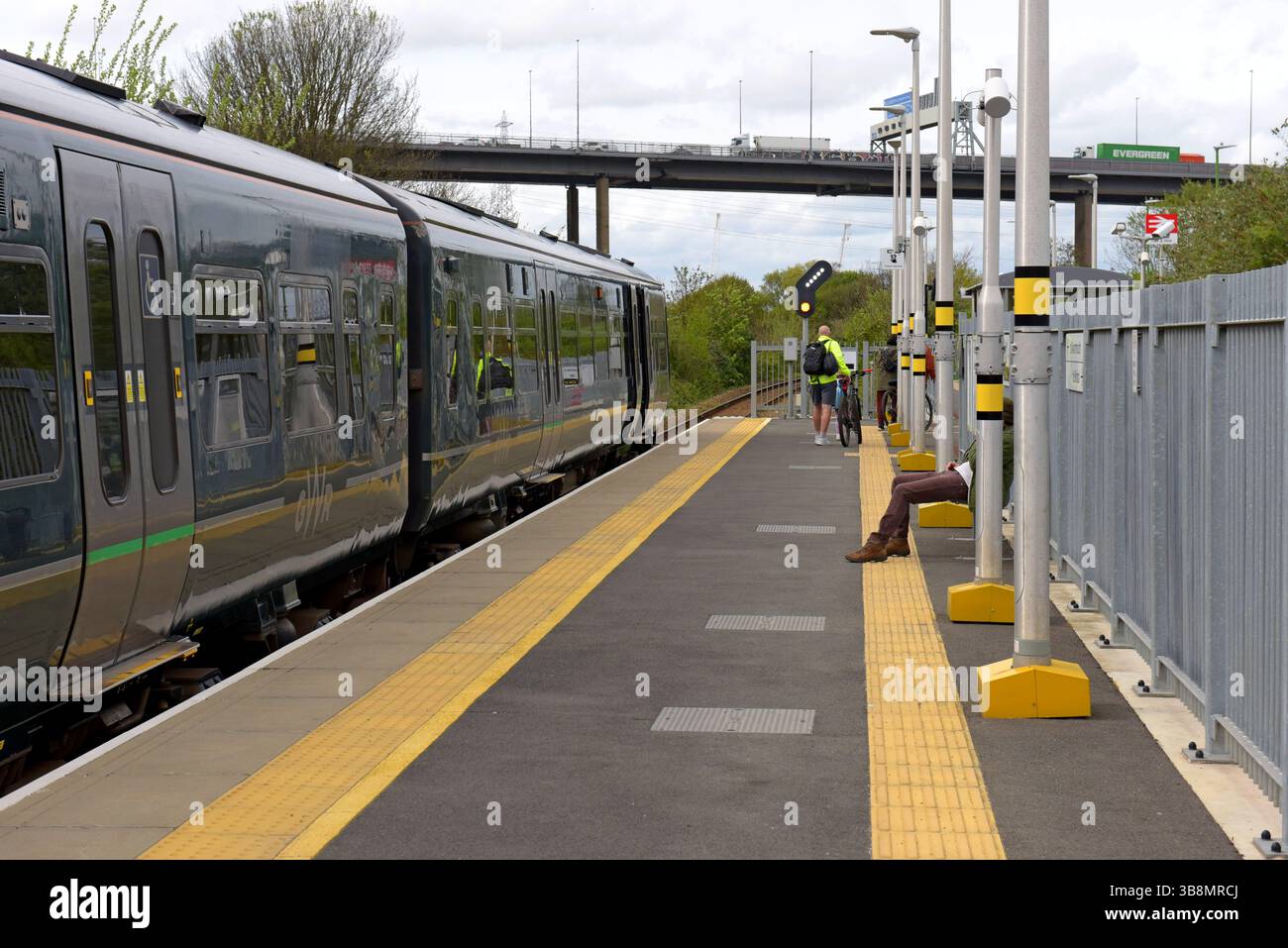 Passeggeri che scendono da un treno GWR alla stazione ferroviaria di Portway Park and Ride, aprile 2025 Foto Stock