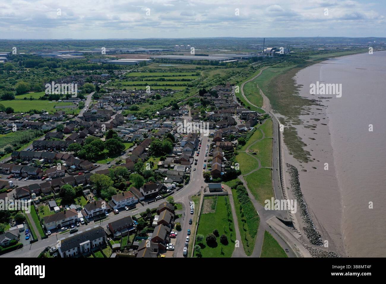 Vista aerea con drone di Severn Beach, una città sull'estuario del fiume Severn vicino a Bristol Regno Unito, maggio 2025 Foto Stock
