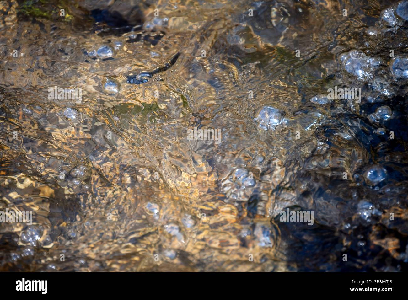 Sfondo astratto di acqua corrente con bolle Foto Stock