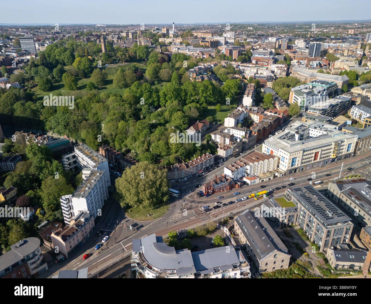 Immagine aerea del paesaggio urbano di Bristol con Brandon Hill Park e Cabot Tower. Foto Stock