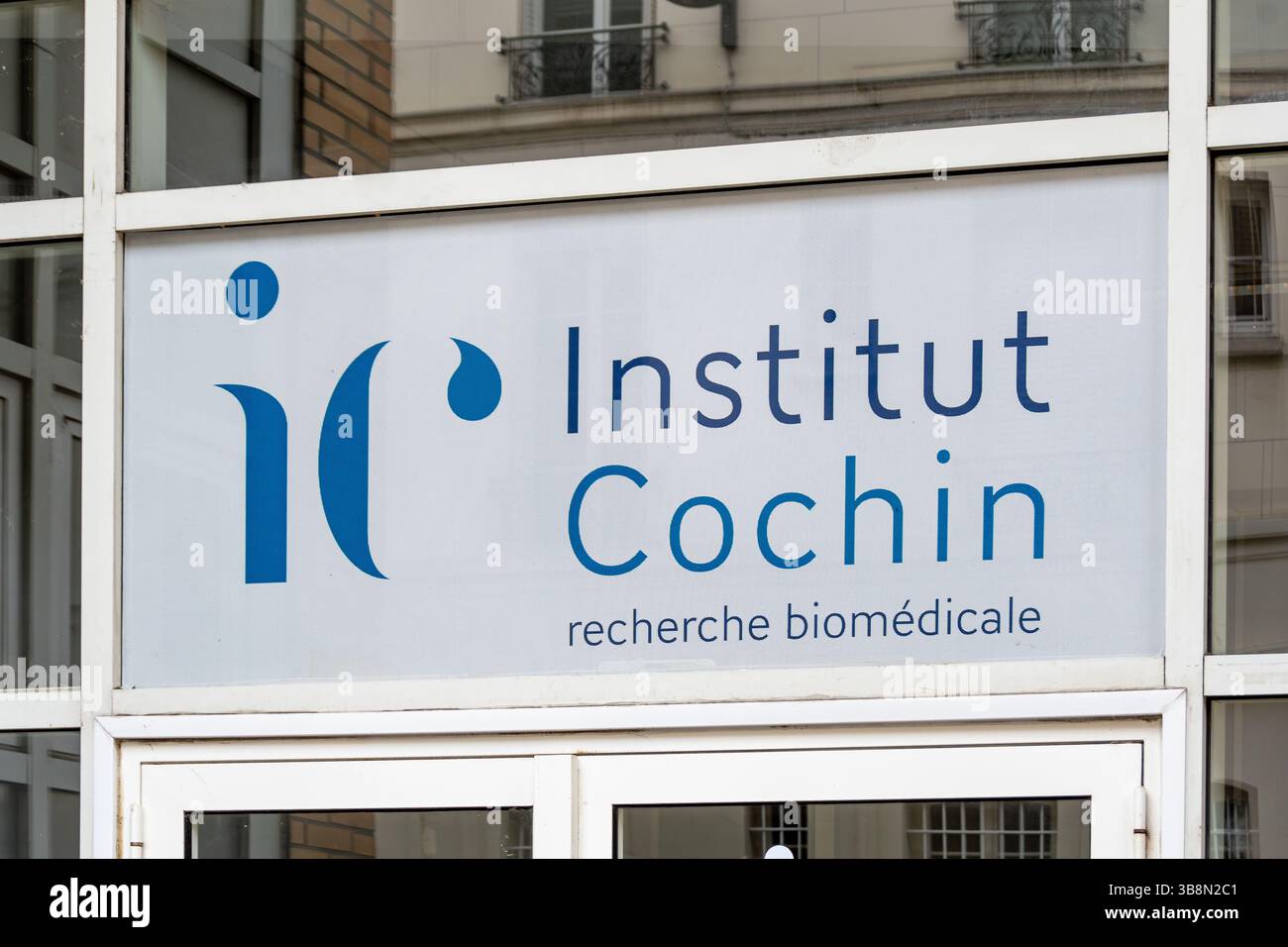 Cartello all'ingresso dell'Institut Cochin, un centro di ricerca biomedica francese affiliato a Inserm, CNRS e Paris-Cité University Foto Stock