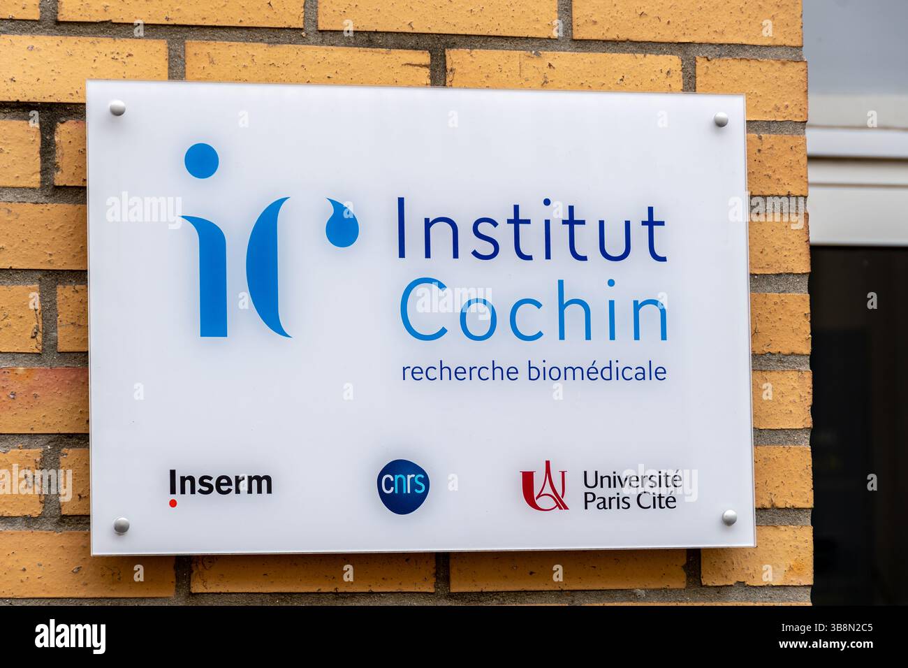 Cartello all'ingresso dell'Institut Cochin, un centro di ricerca biomedica francese affiliato a Inserm, CNRS e Paris-Cité University Foto Stock