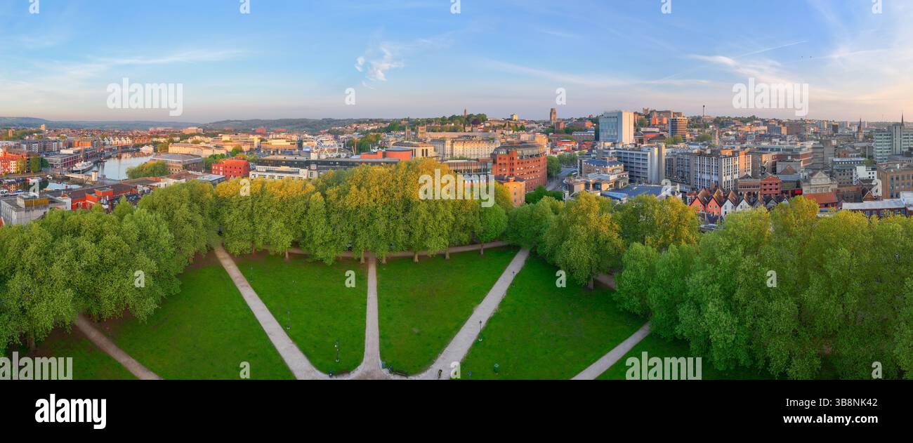Ampio panorama dello skyline di Bristol al mattino con Queens Square Park. Foto Stock