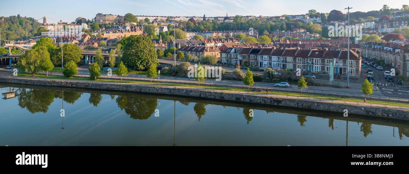 Immagine aerea panoramica del vivace e colorato paesaggio urbano di Bristol. Foto Stock