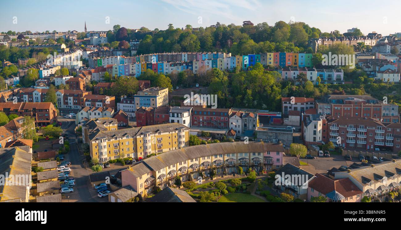 Immagine aerea panoramica del vivace e colorato paesaggio urbano di Bristol. Foto Stock