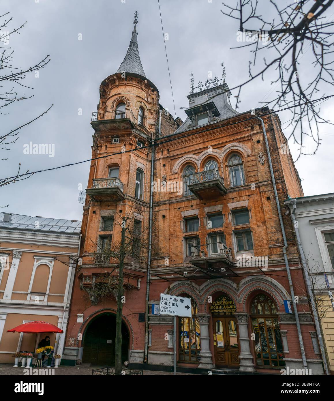 Kiev, Ucraina - 7 aprile 2025: Veduta dell'argine della piazza postale Foto Stock