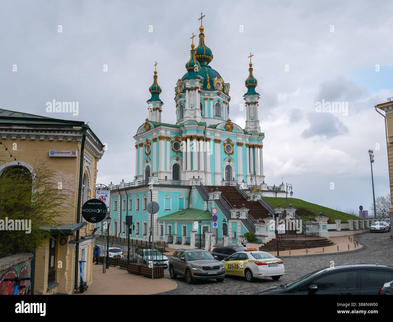 Chiesa di Sant'Andrea, costruita su progetto di Bartolomeo Rastrelli tra il 1747 e il 1753, situata sulla collina Andriyivska a Kiev Foto Stock