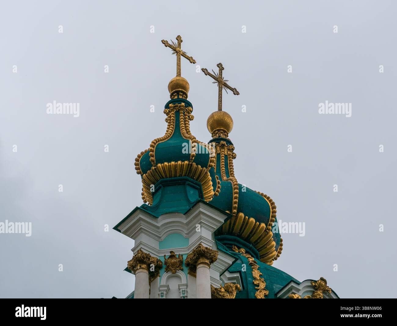 Le cupole con croci dorate della chiesa di Sant'Andrea, costruite su disegno di Bartolomeo Rastrelli tra il 1747 e il 1753 Foto Stock