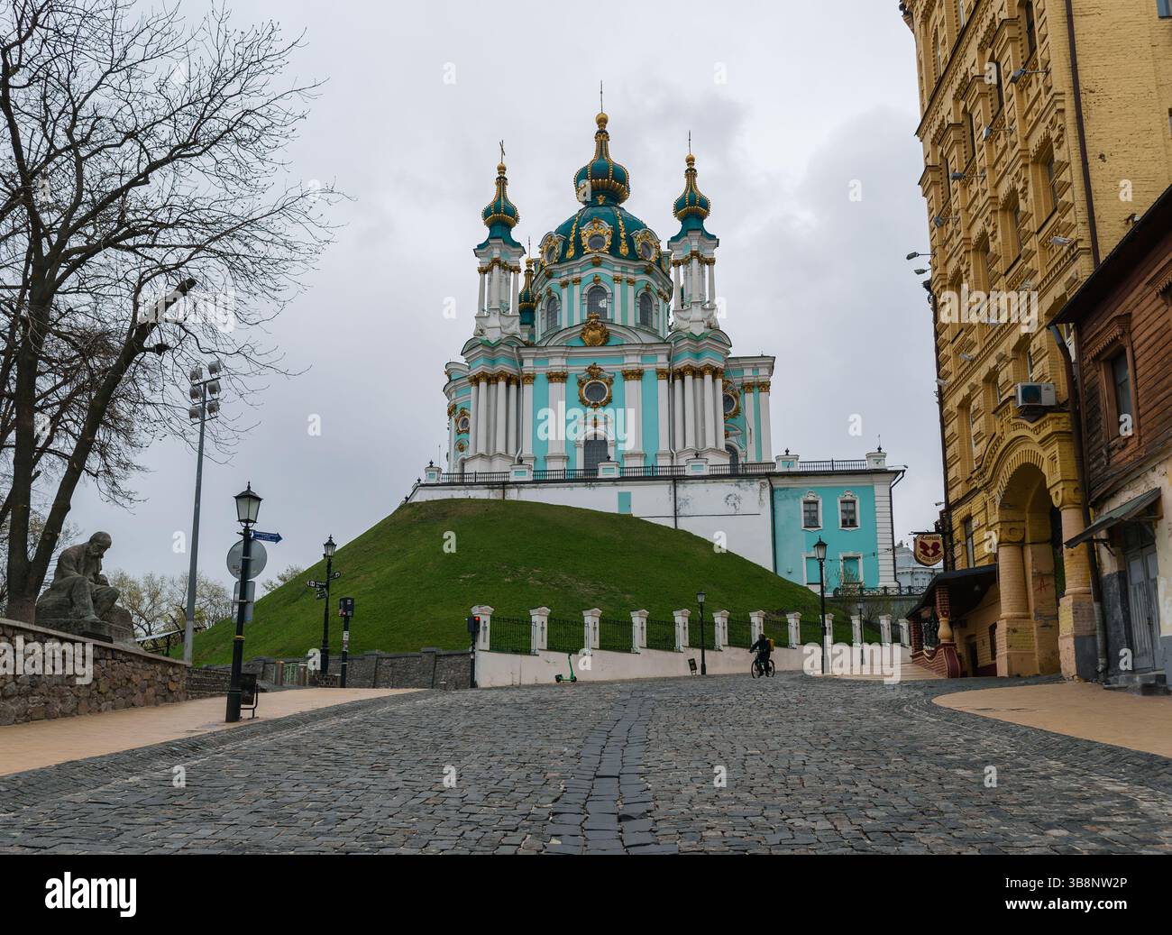 Vista dalla discesa Andriyivskyy della chiesa di Sant'Andrea, costruita secondo il progetto di Bartolomeo Rastrelli nel 1747-1753 Foto Stock