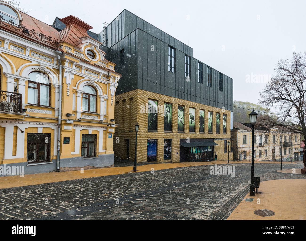 Teatro a Podil sulla discesa Andriyivskyy durante una nevicata leggera Foto Stock