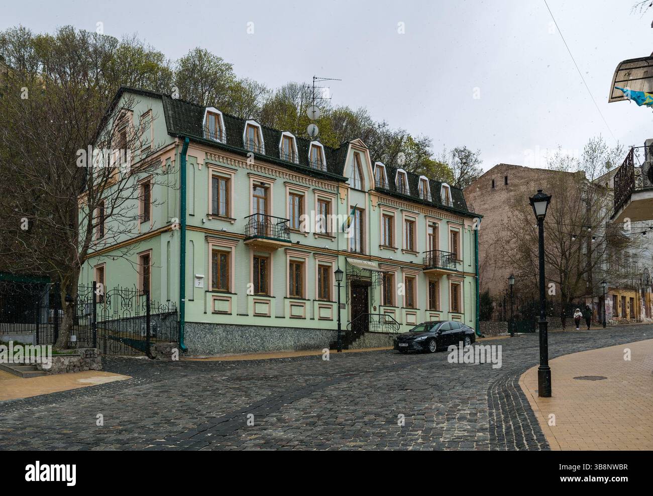 Kiev, Ucraina - 7 aprile 2025: L'Ambasciata del Brasile sulla discesa Andriyivskyy durante una nevicata leggera Foto Stock