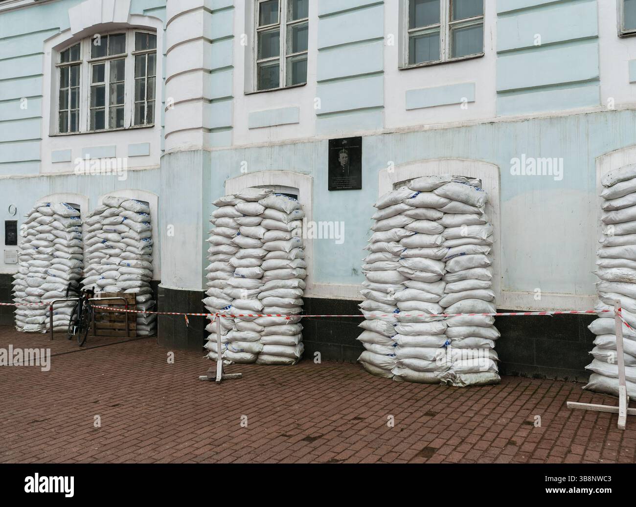Kiev, Ucraina - 7 aprile 2025: Sacchi di sabbia che coprono le finestre del Palazzo della creatività dei bambini del quartiere di Podolsk per proteggere contro gli attacchi missilistici Foto Stock