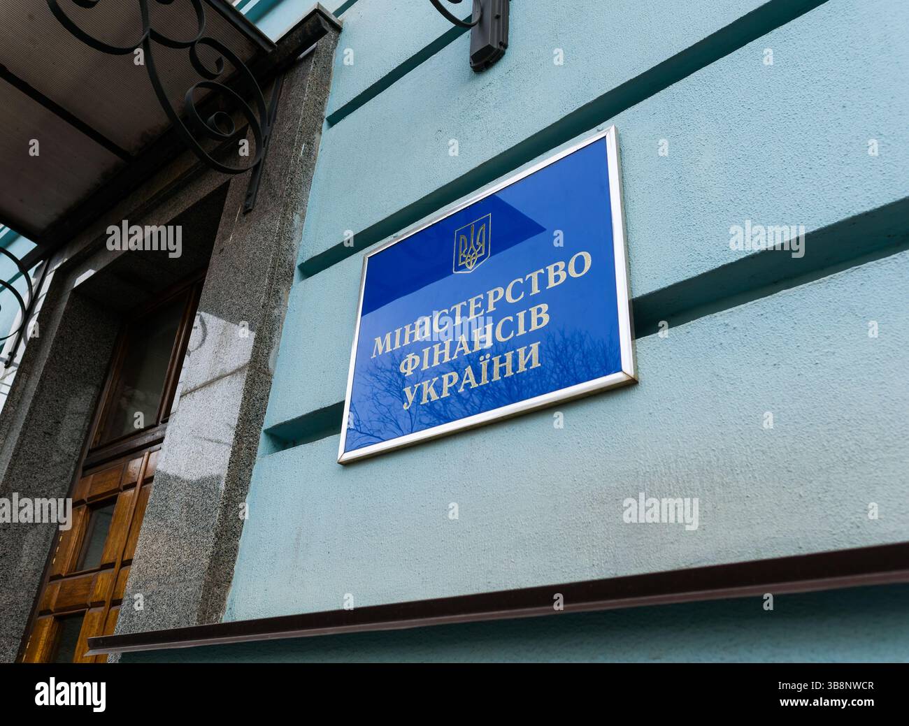 Kiev, Ucraina - 7 aprile 2025: Cartello del Ministero delle Finanze dell'Ucraina Foto Stock