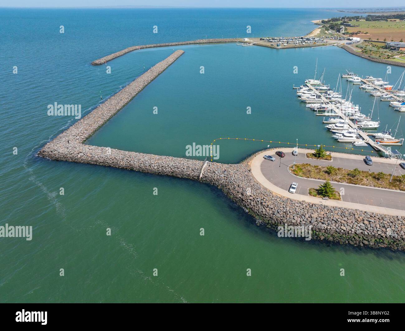 Vista aerea di lunghe frangiflutti rocciosi presso un mare costiero a Werribee Sout nel Victoria meridionale, Australia. Foto Stock