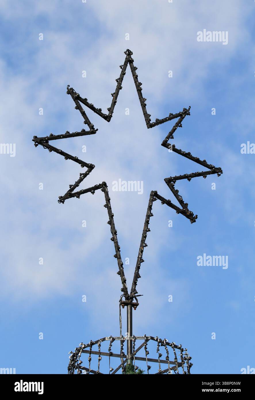 Decorazioni natalizie con grandi stelle su un cielo blu con nuvole sparse Foto Stock