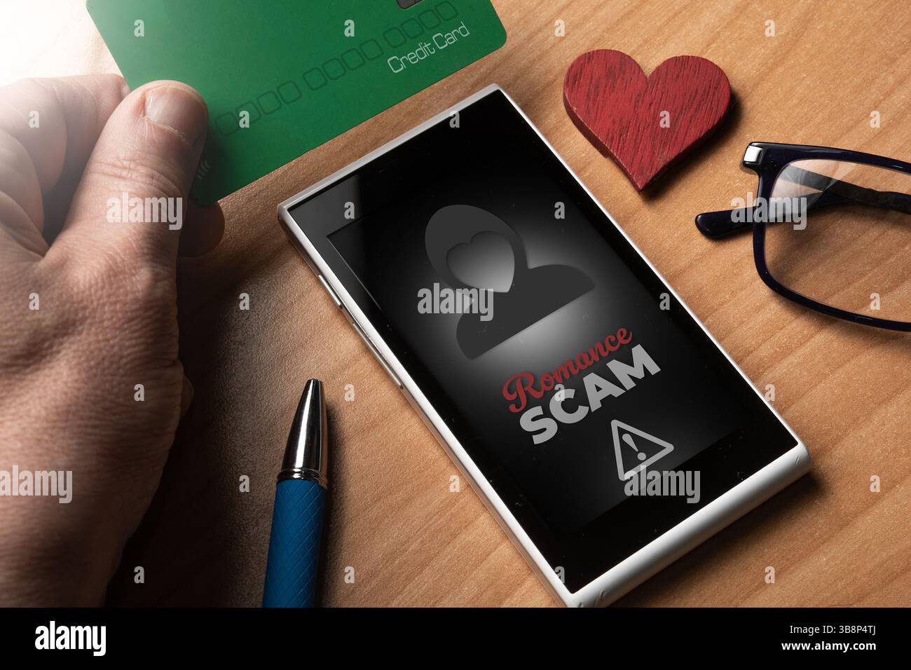 Concetto di truffa romantica: L'uomo usa una carta di credito per pagare una truffa d'amore Foto Stock