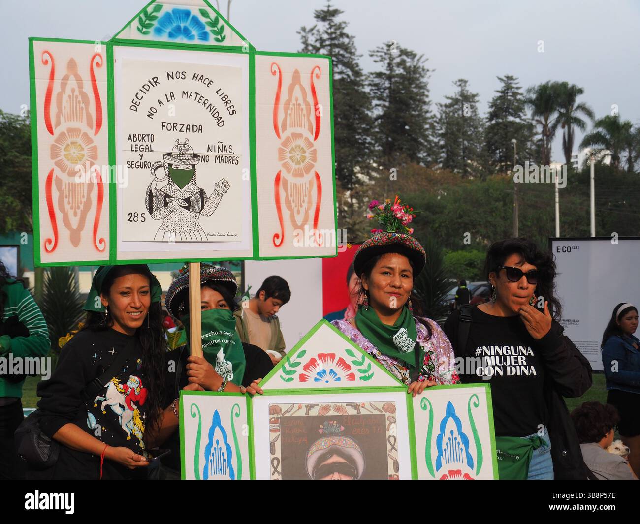 28 settembre 2023, Lima, Lima, Perù: "Decidere ci rende liberi, non la maternità forzata" può essere letto su un cartone quando, in occasione della giornata internazionale dell'aborto sicuro, centinaia di donne, che indossano sciarpe verdi, svolgono una manifestazione che richiede l'aborto legale, sicuro e gratuito in Perù, come parte della salute globale di ragazze, adolescenti, donne e chiunque abbia la possibilità di gestare. L'aborto in Perù, un paese conservatore, è illegale e punibile (immagine di credito: © Carlos Garcia Granthon/ZUMA Press Wire) Foto Stock