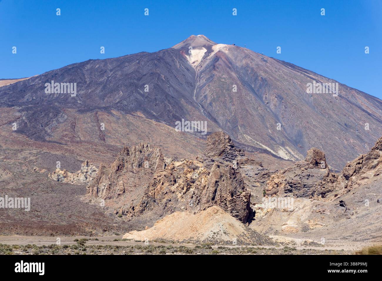 Vista spettacolare del Monte Teide a Tenerife, Spagna, con il campo di lava temprato le rocce vulcaniche nere e la vasta pianura di lava in Una giornata di sole al Teide National Park Foto Stock