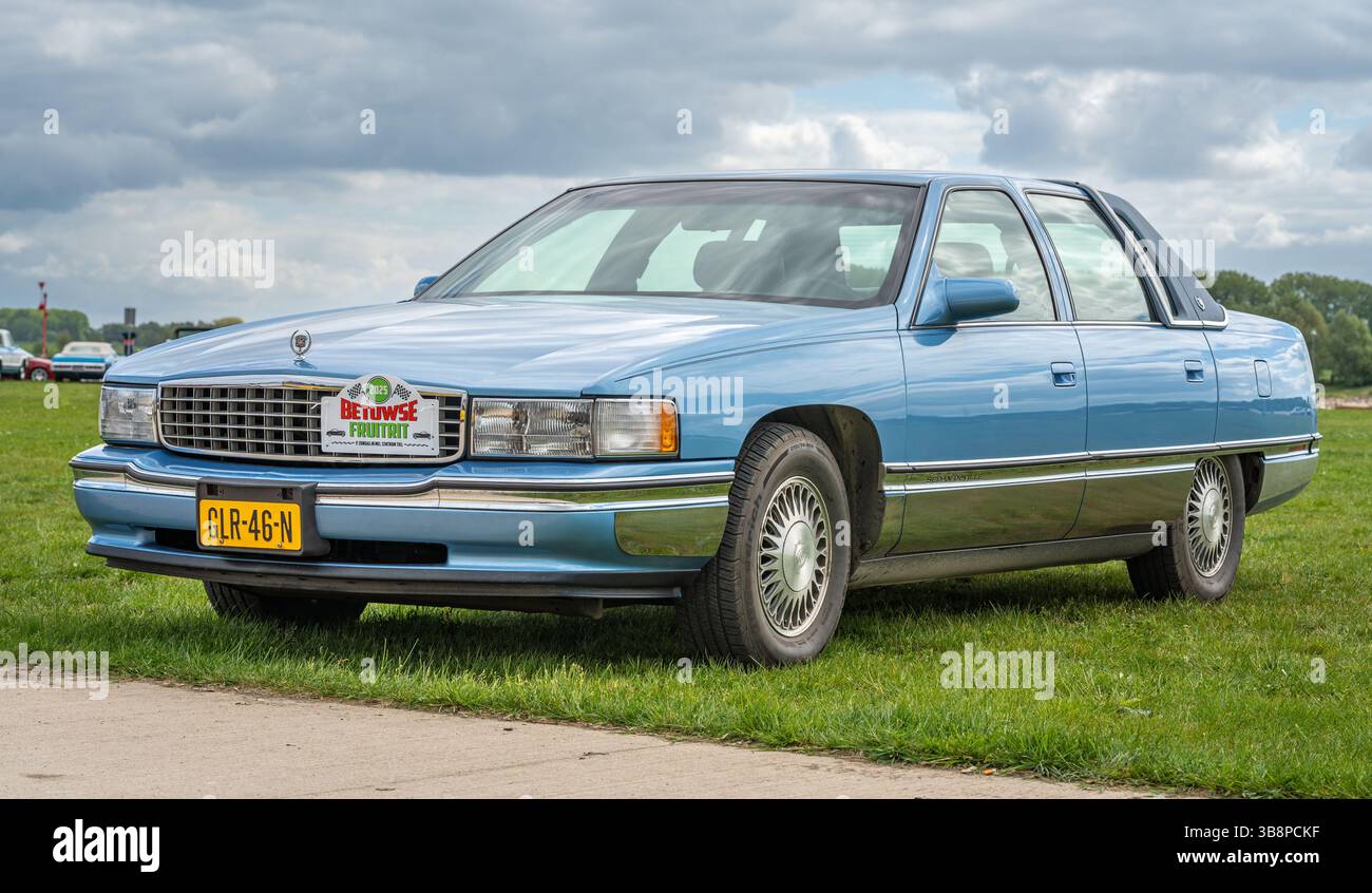 Tiel, Paesi Bassi, 04.05.2025, classica auto di lusso americana Cadillac Sedan DeVille 7a generazione a Betuwse Fruitrit Foto Stock