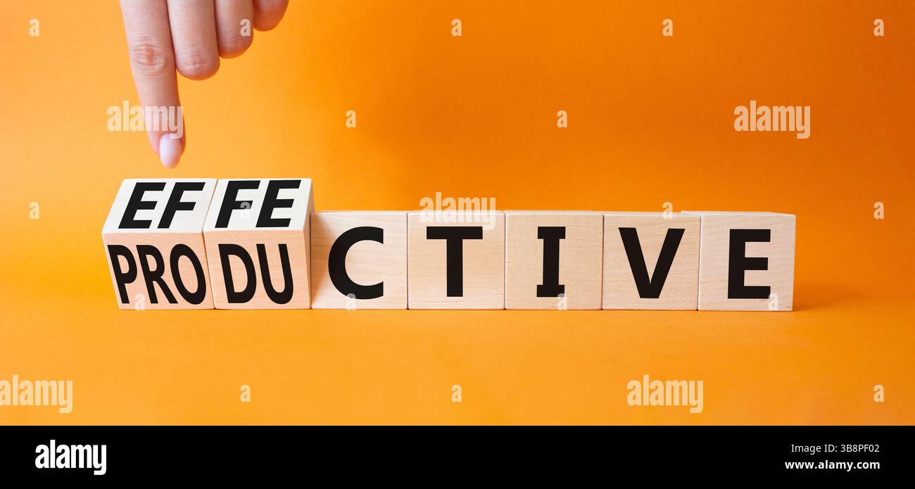 Simbolo efficace e produttivo. Cubi trasformati con parole produttive ed efficaci. Bellissimo sfondo arancione. Mano d'affari. Affari e Effecti Foto Stock