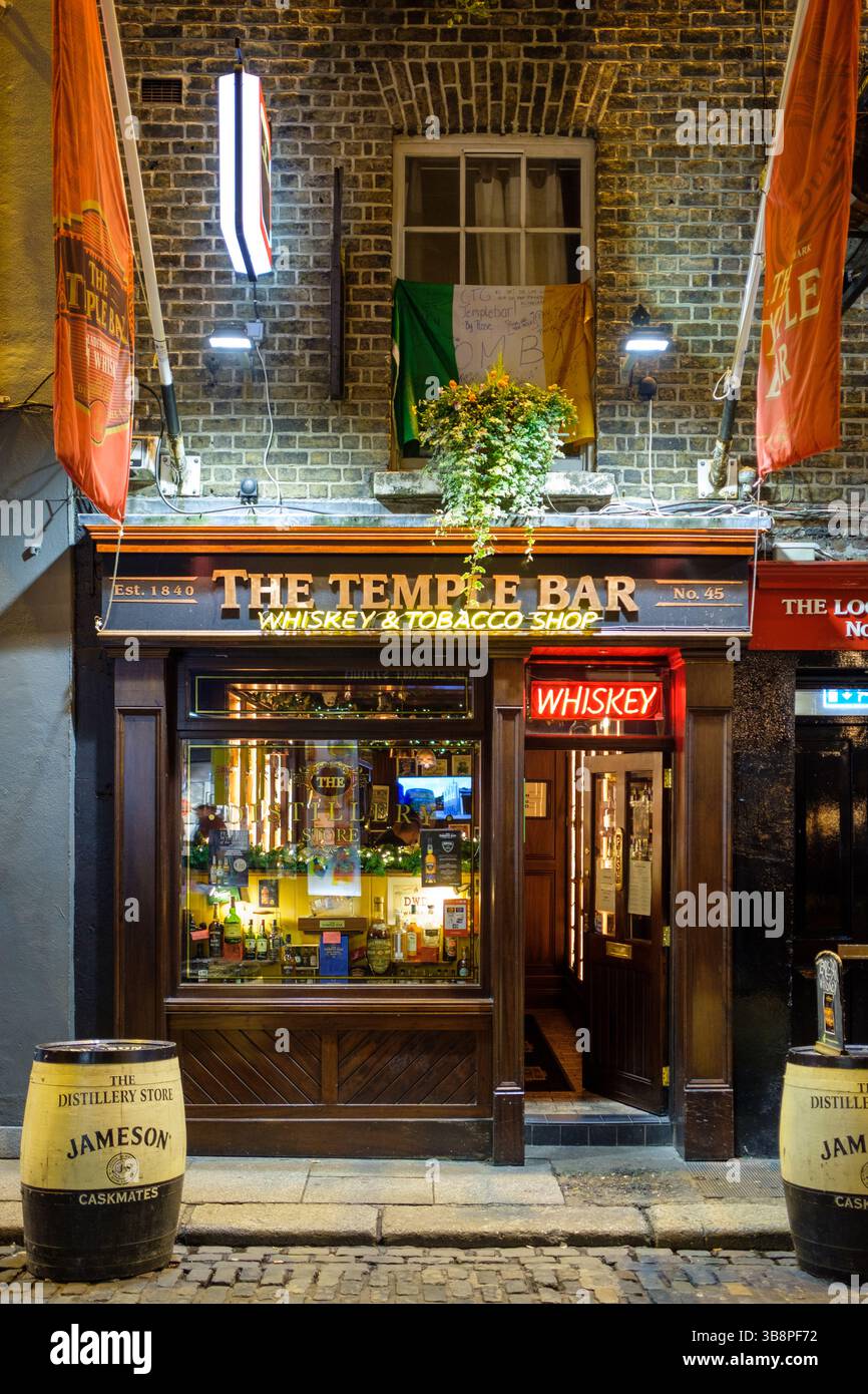 Temple Bar, Dublino, est. 1840, è aperto agli affari. La gente lo visita per il whisky e l'atmosfera vivace. Foto Stock