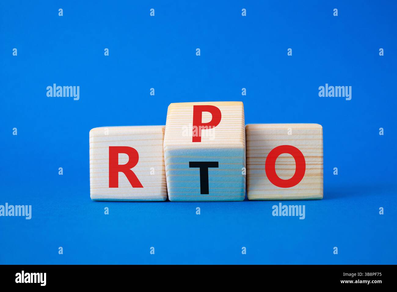 Simbolo RPO vs RTO. Cubi di legno con parole da RTO a RPO. Bellissimo sfondo blu. concetto di business. Copia spazio Foto Stock