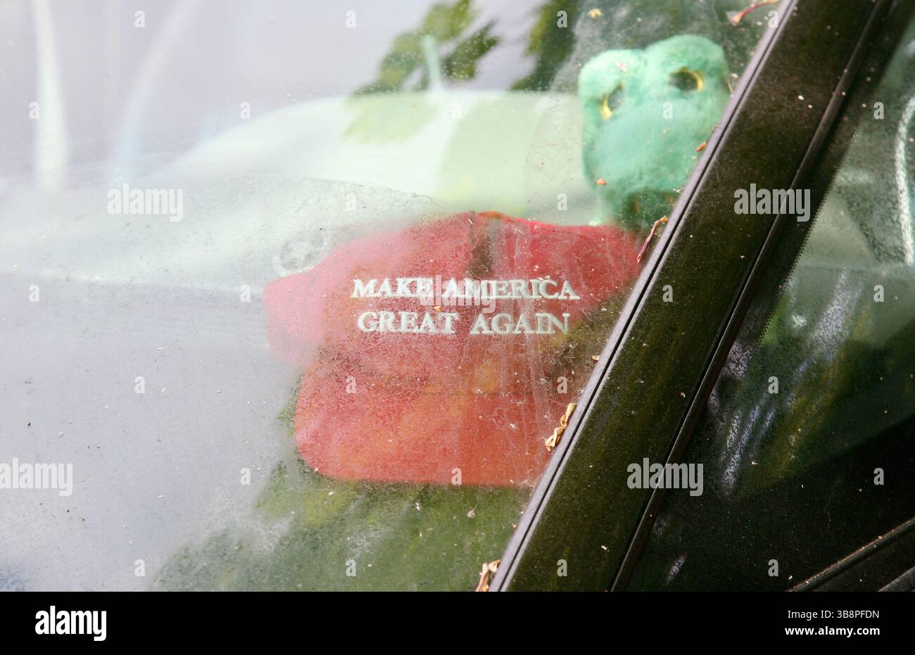 Un cappellino da baseball rosso, con il messaggio Make America Great Again, uno slogan politico, usato dal presidente degli Stati Uniti Donald Trump. Foto Stock