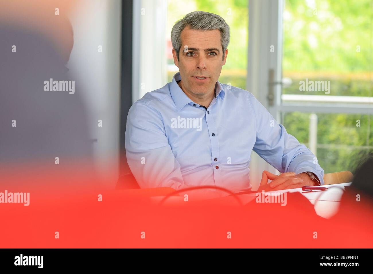 Leuna, Germania. 8 maggio 2025. Maarten Veevaete, responsabile dello sviluppo di Domo Chemicals, parla della regolare inversione di tendenza. Circa 550 dipendenti del sito producono i prodotti intermedi cumene, fenolo, acetone, cicloesanone, caprolattame e solfato di ammonio fino alla poliammide 6. Per le prossime tre settimane, la produzione è stata interrotta come previsto per lavori di manutenzione, pulizia e conversione. Nello stabilimento lavoreranno anche circa 50 aziende esterne con altri 600 dipendenti. Crediti: Jan Woitas/dpa/Alamy Live News Foto Stock