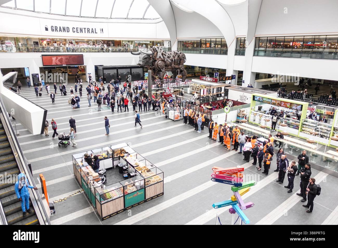 New Street Station, Birmingham 8 maggio 2025. - I lavoratori e i cittadini rispettano un silenzio di 2 minuti alle 12 del ve Day alla stazione di Birmingham New Street. Crediti: British News and Media/Alamy Live News Foto Stock