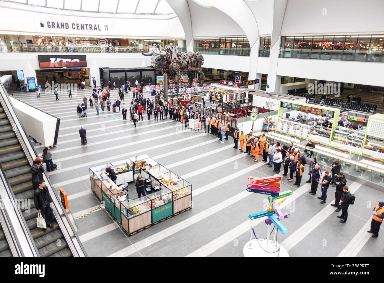 New Street Station, Birmingham 8 maggio 2025. - I lavoratori e i cittadini rispettano un silenzio di 2 minuti alle 12 del ve Day alla stazione di Birmingham New Street. Crediti: British News and Media/Alamy Live News Foto Stock