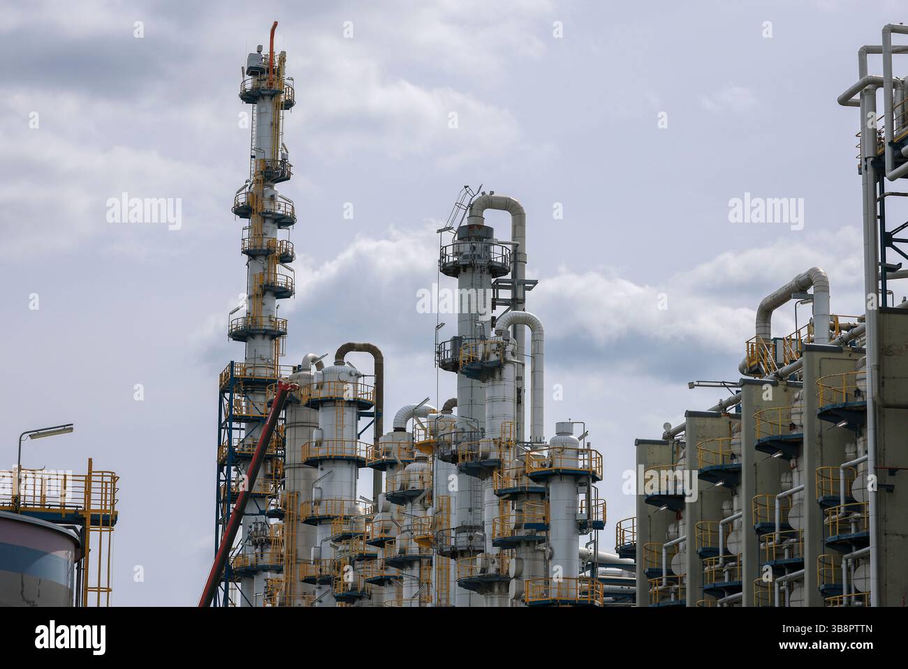 Leuna, Germania. 8 maggio 2025. Una gru si trova accanto alle colonne durante il normale ciclo di lavoro. Circa 550 dipendenti del sito producono i prodotti intermedi cumene, fenolo, acetone, cicloesanone, caprolattame e solfato di ammonio fino alla poliammide 6. La produzione è stata interrotta come previsto per le prossime tre settimane per lavori di manutenzione, pulizia e conversione. Nello stabilimento lavoreranno anche circa 50 aziende esterne con altri 600 dipendenti. Crediti: Jan Woitas/dpa/Alamy Live News Foto Stock
