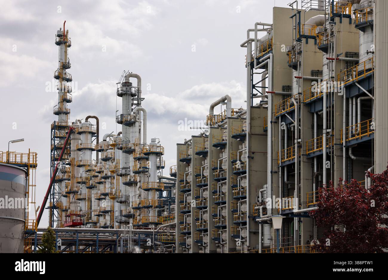 Leuna, Germania. 8 maggio 2025. Una gru si trova accanto alle colonne durante il normale ciclo di lavoro. Circa 550 dipendenti del sito producono i prodotti intermedi cumene, fenolo, acetone, cicloesanone, caprolattame e solfato di ammonio fino alla poliammide 6. La produzione è stata interrotta come previsto per le prossime tre settimane per lavori di manutenzione, pulizia e conversione. Nello stabilimento lavoreranno anche circa 50 aziende esterne con altri 600 dipendenti. Crediti: Jan Woitas/dpa/Alamy Live News Foto Stock