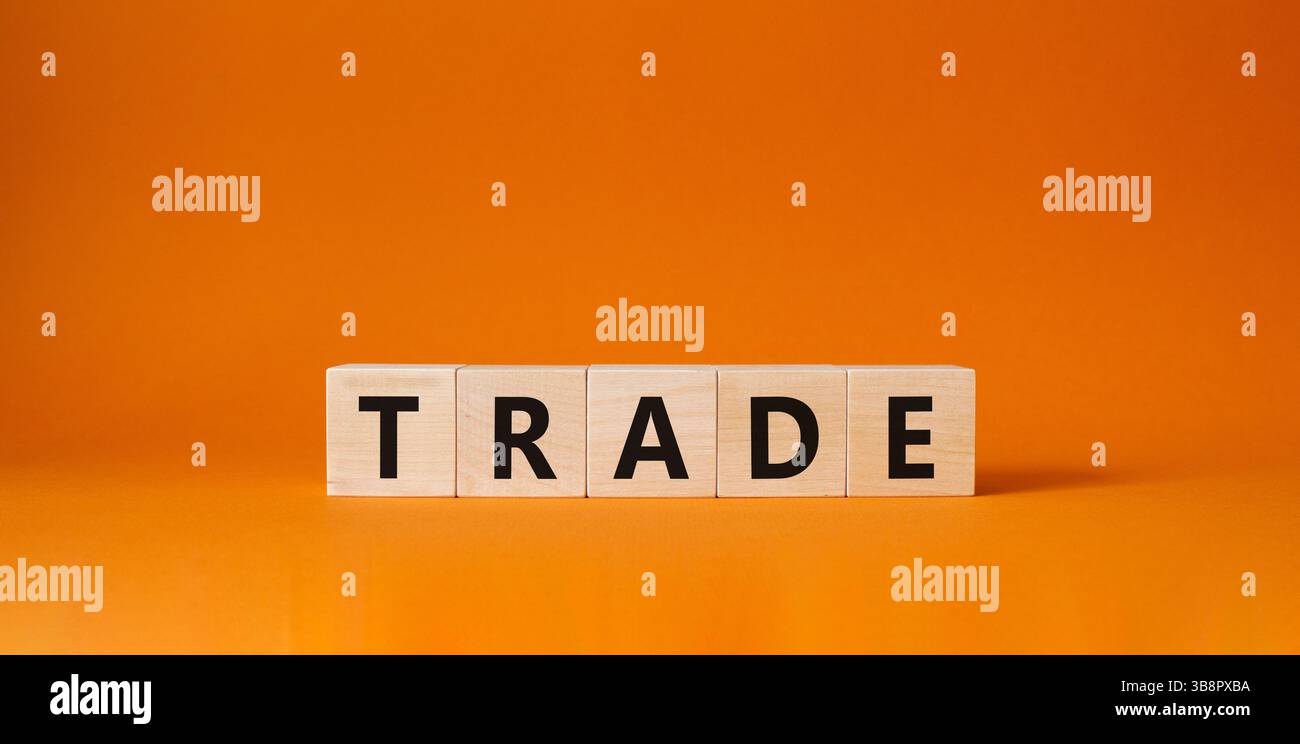 Simbolo commerciale. Cubi di legno con Word Trade. Bellissimo sfondo arancione. Concetto commerciale. Copia spazio. Foto Stock