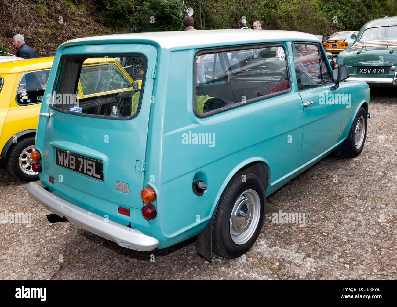 Vista posteriore di tre quarti di una residenza turchese del 1972, Reliant Rebel, tenuta a due porte esposta al Brooklands Museum durante l'Easter Classic Gathering Foto Stock