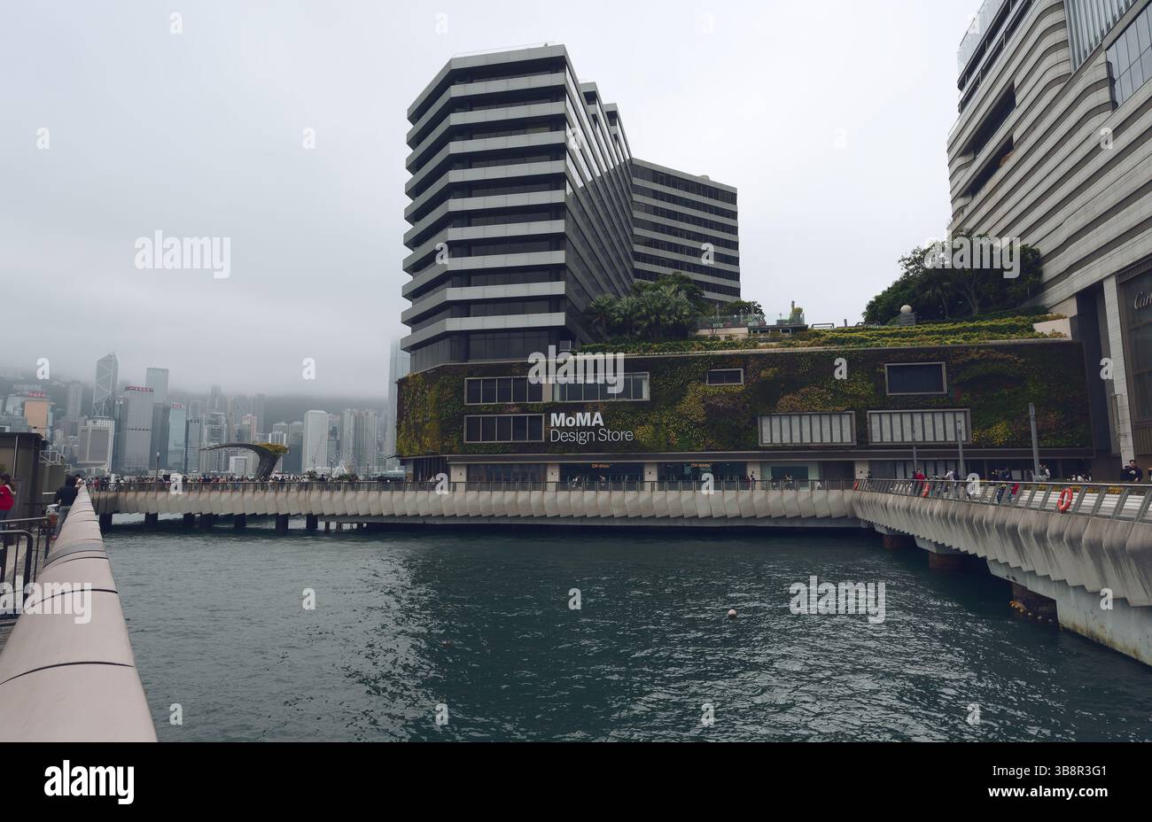 Il MoMA Design Store mescola architettura moderna con il verde sullo skyline di Hong Kong Foto Stock