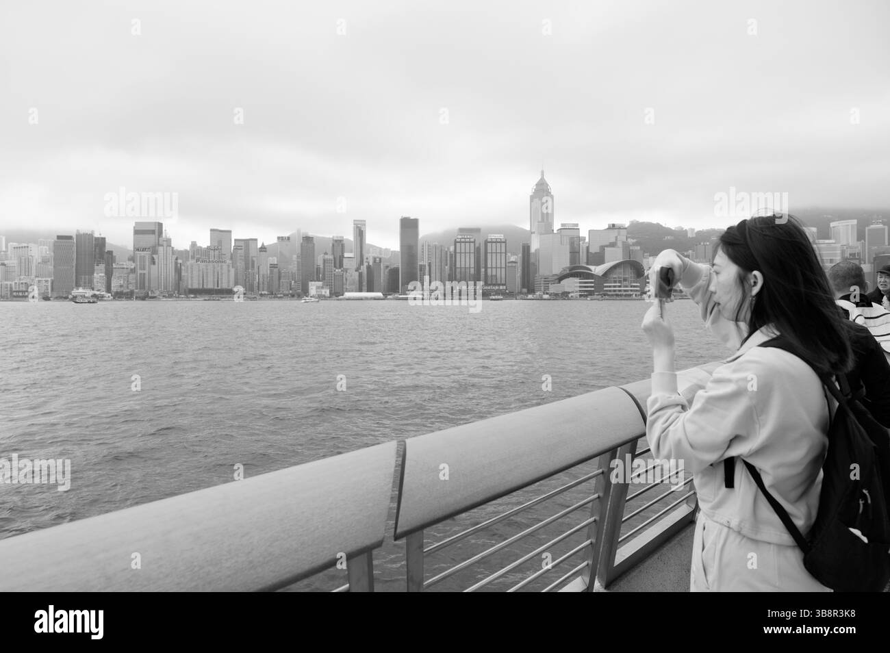 Cattura lo skyline dell'isola di Hong Kong da una passeggiata sul lungomare Foto Stock