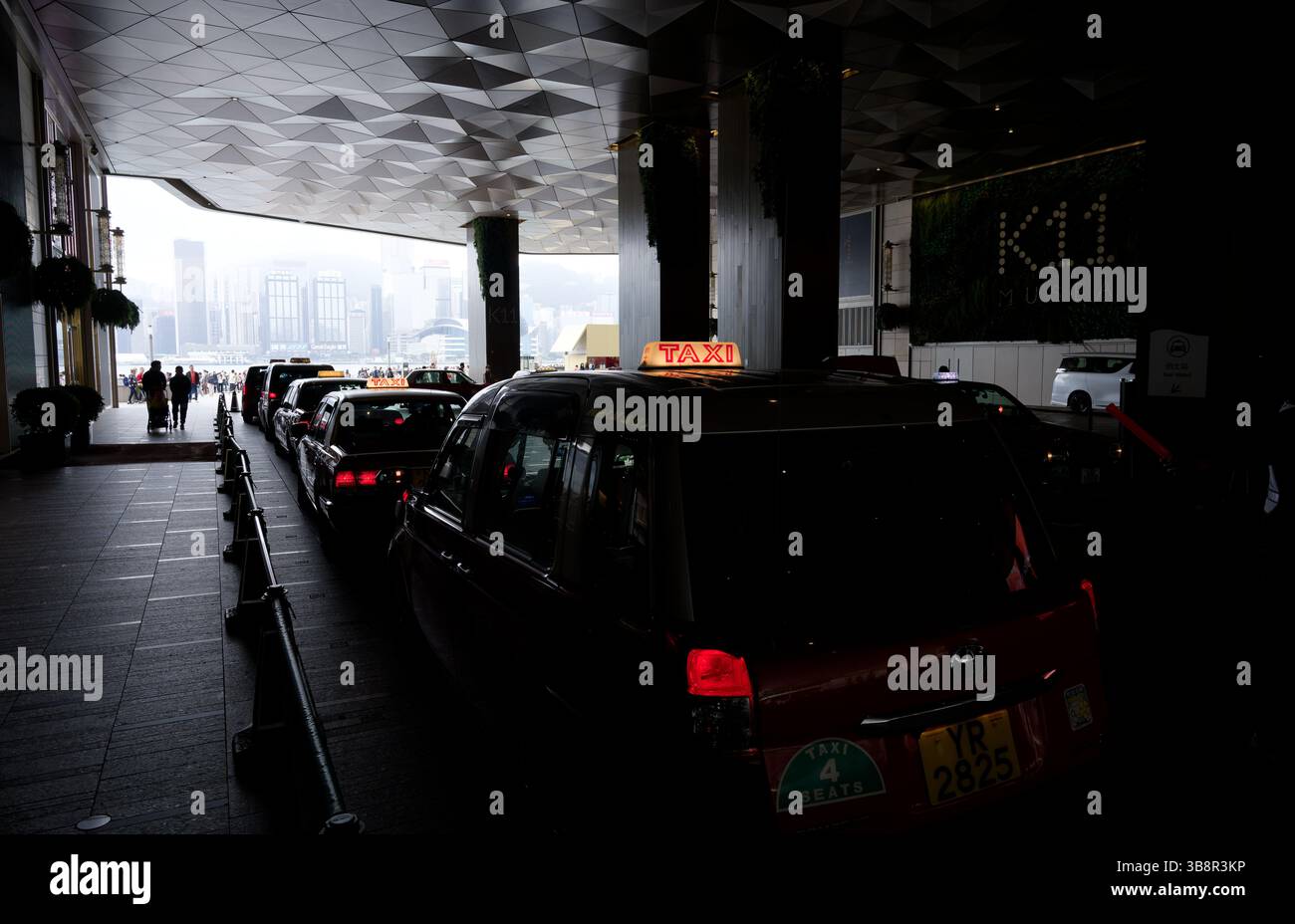 Linea taxi sotto una futuristica baldacchino geometrico al K11 Musea Foto Stock