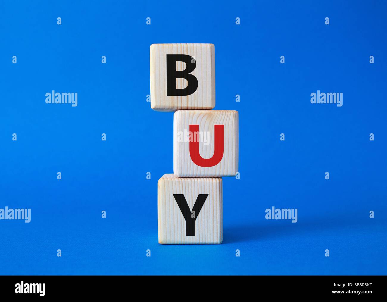 ACQUISTA Symbol. Concept Word BUY su blocchi di legno. Bellissimo sfondo blu. Concetto di business e ACQUISTO. Copia spazio Foto Stock