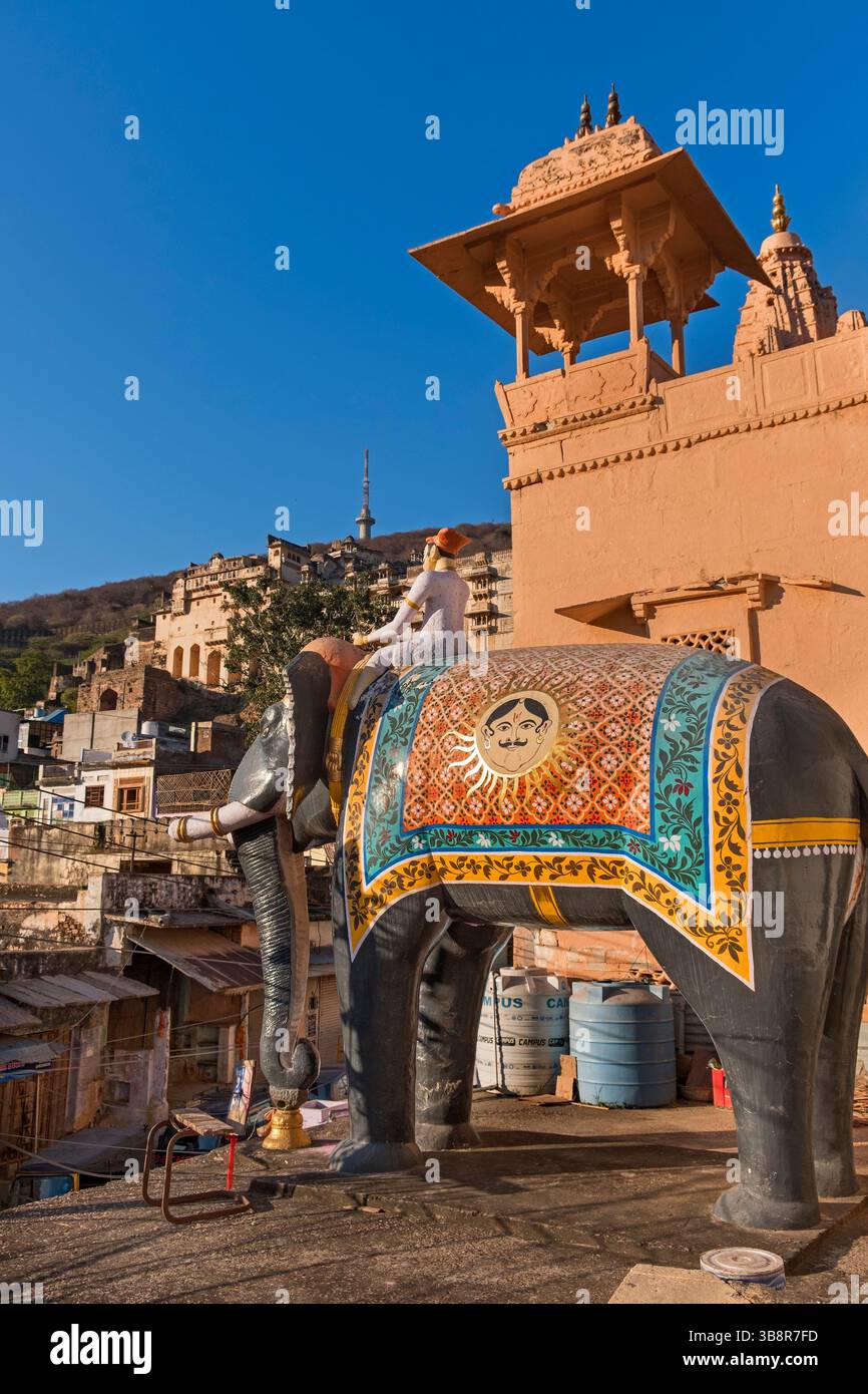 Statua dell'elefante Bundi sul tetto del Rajasthan India Foto Stock