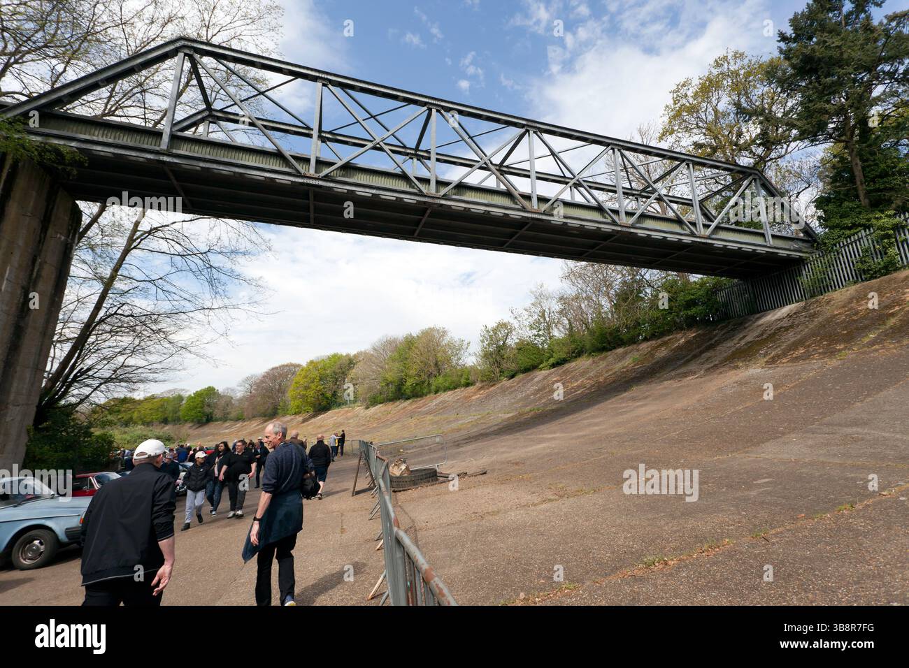 Il Members Bridge e il Curved Banking of the Old Brooklands Outer Circuit, presso il Brooklands Museum durante l'Easter Classic Gathering Foto Stock