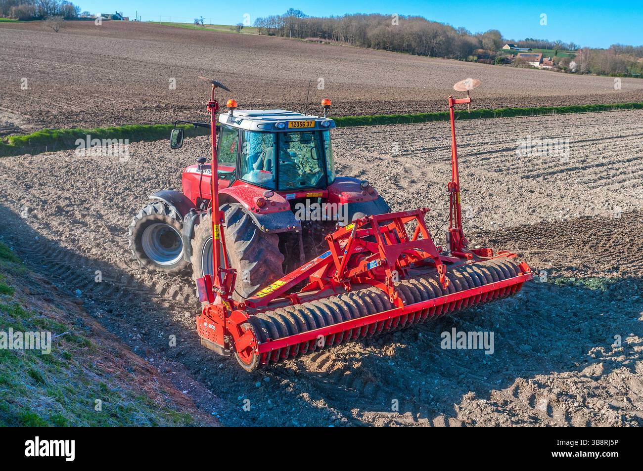 Trattore Massey Ferguson 6497 Dyna-6 per coltivazione a file con erpice a dischi Kuhn HR 4503 per la preparazione di terreni agricoli nella Francia centrale. Foto Stock