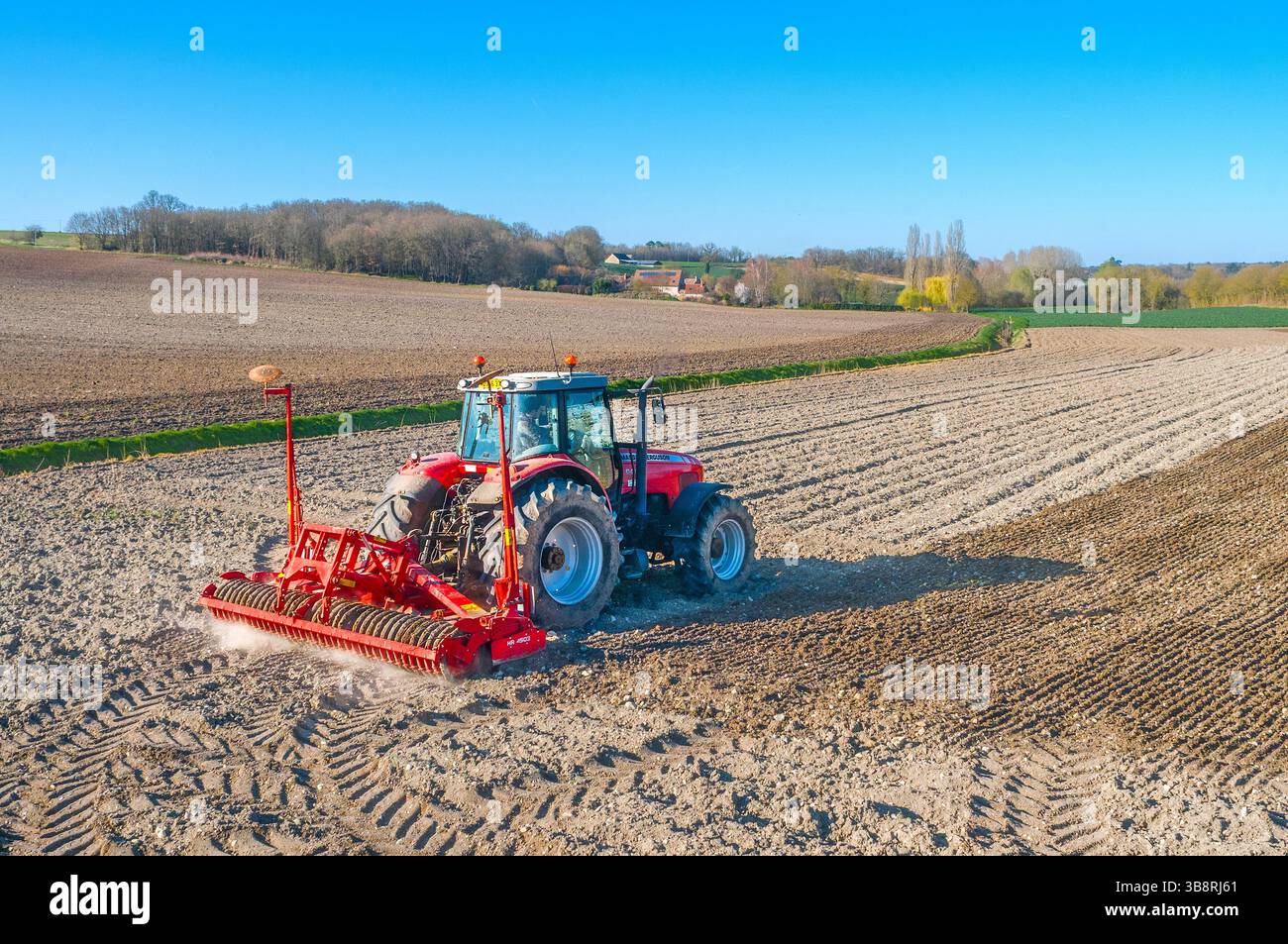 Trattore Massey Ferguson 6497 Dyna-6 per coltivazione a file con erpice a dischi Kuhn HR 4503 per la preparazione di terreni agricoli nella Francia centrale. Foto Stock
