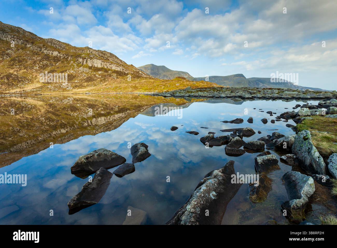 Mattina al lago Bochlwyd nel Parco Nazionale di Snowdonia, Galles. Foto Stock