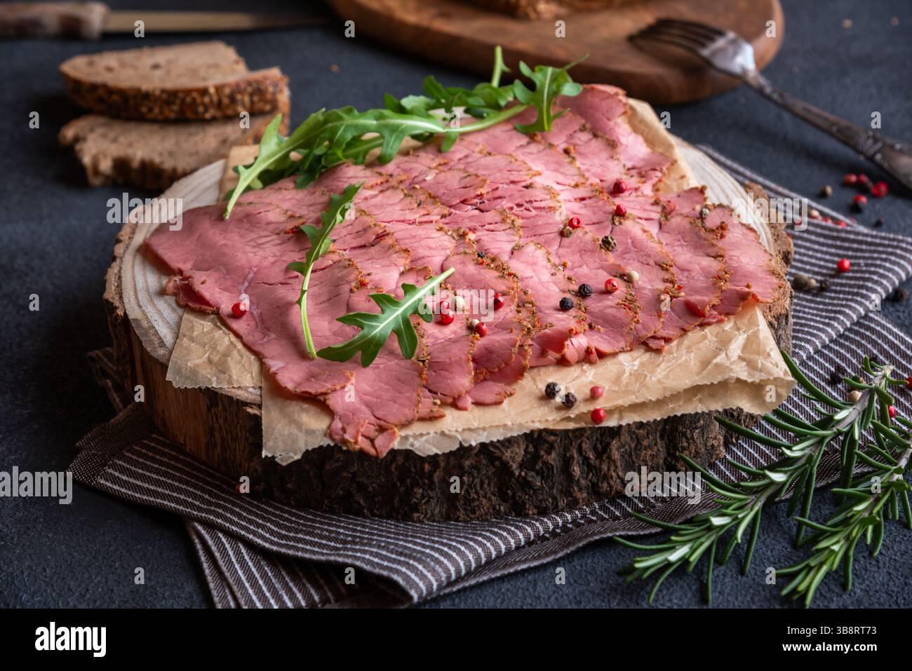 Pastrami a fette con rosmarino e pepe. Foto Stock